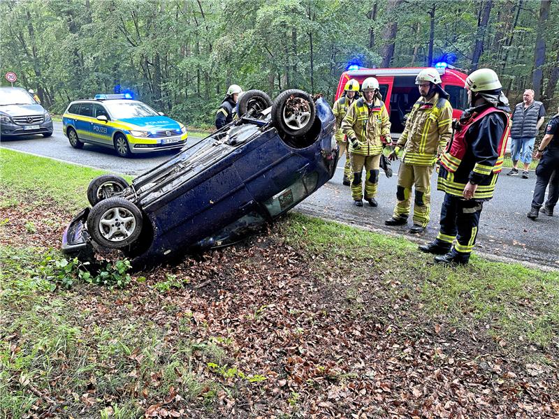 Das Auto landet nach der Schleuderpartie kopfüber im Graben. Foto: Schlegel