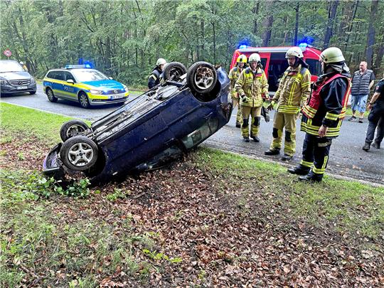 Das Auto landet nach der Schleuderpartie kopfüber im Graben. Foto: Schlegel