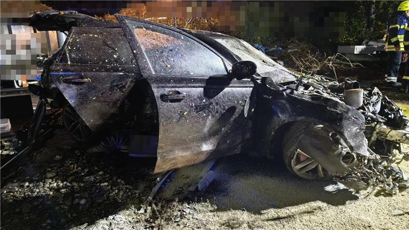 Zu hohes Tempo auf der B243: Autofahrer verliert Kontrolle über Pkw Das Auto landete auf einem Privatgrundstück.