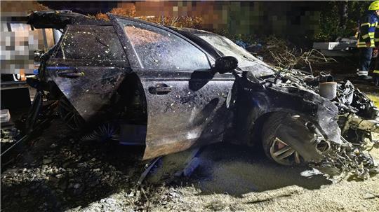 Das Auto landete auf einem Privatgrundstück.