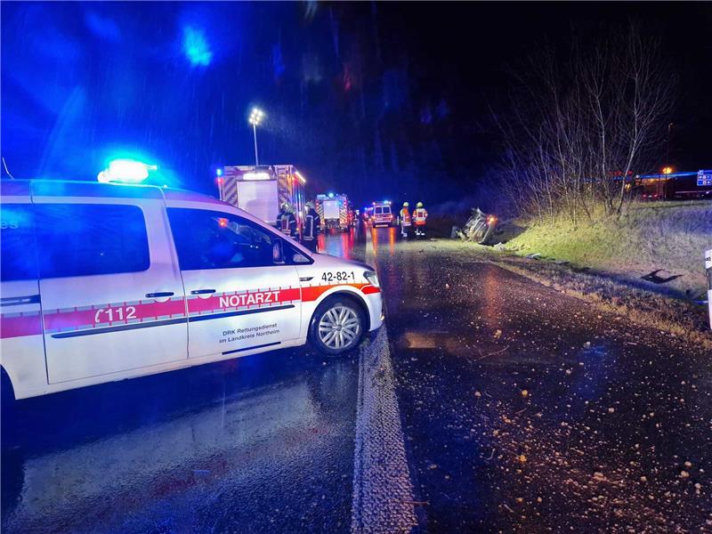 Auto überschlägt sich auf A7 und landet im Straßengraben Das Auto liegt im Straßengraben der A7 auf der Seite. Foto: Feuerwehr Seesen