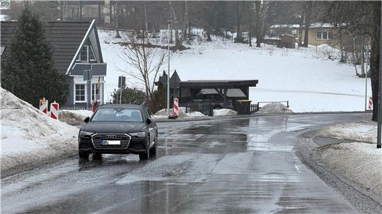 Das Foto zeigt ein Auto, das an der Straße parkt.