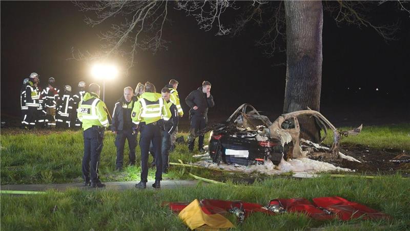Zwei Jugendliche sterben in Sportwagen Das Auto prallte frontal gegen einen Baum.