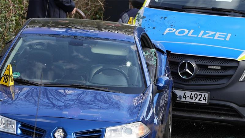 Das Auto steht zwischen zwei Polizeiautos und ist sichtlich beschädigt.