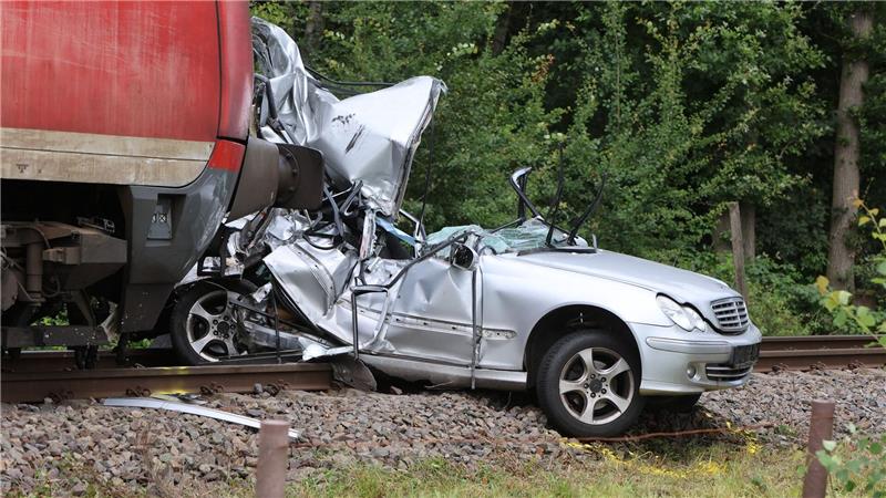 Tödlicher Unfall: Auto rollte durch Schranke auf Gleise Das Auto war auf dem Bahnübergang, als der Zug kam. Die Insassen hatten keine Chance.