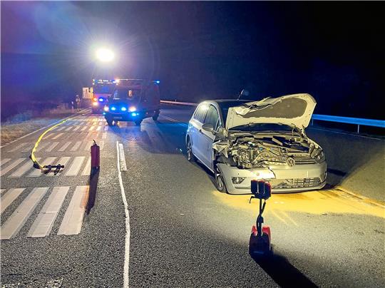 Das Auto wird bei der Kollision mit dem Rotwild schwer beschädigt, das Tier überlebt den Aufprall nicht.  Foto: Feuerwehr
