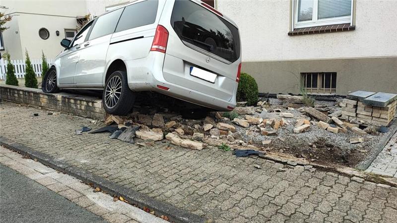 Fahrer landet mit Kleinbus auf einer Grundstücksmauer in Seesen Das Auto wurde bei dem Unfall schwer beschädigt.