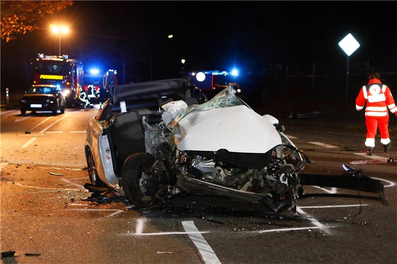 Tödlicher Grauhof-Unfall: Verdacht auf Alkohol erhärtet Das Auto wurde bei dem Unfall völlig zerstört. Einer der beiden Insassen erliegt seinen schweren Verletzungen. Fotos: Epping