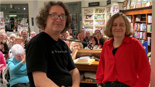 Das Autoren-Duo Peter Godazgar und Alexandra Kui amüsiert seine Zuhörer in der Bücher-Heimat.