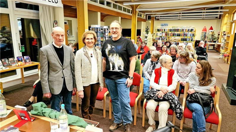 Harzer Krimi-Autoren lesen in Clausthal-Zellerfeld Das Autoren-Trio mit Barbara Merten (Mitte), Hans-Joachim Wildner (links) und Jürgen H. Moch lässt dem Publikum in der Stadtbibliothek allerlei Krimi-Schauer über den Rücken laufen. Foto: Weiss