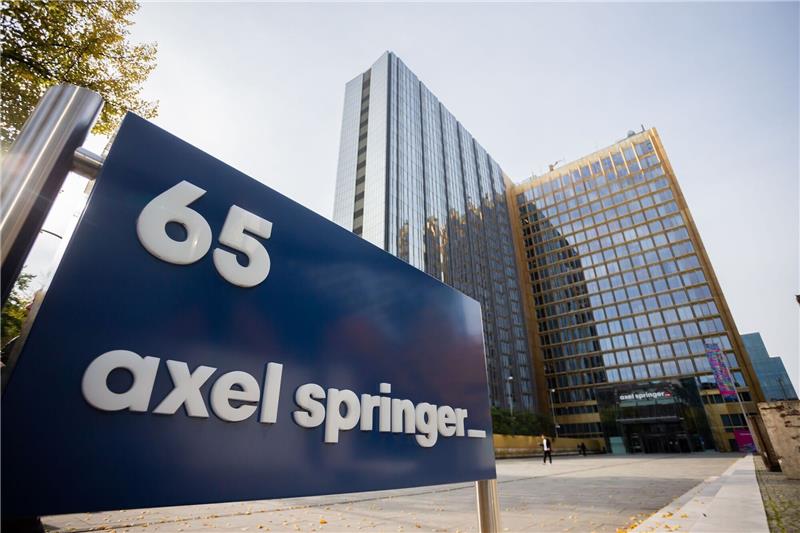 Das Axel-Springer-Hochhaus in Berlin, in dem sich die Redaktion der Boulevardzeitung «Bild» befindet. Der Medienkonzern streicht bei seinen Marken «Bild» und «Welt» Stellen.