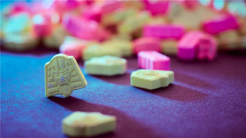 Stärker als Heroin: So gefährlich sind Forschungschemikalien Das BKA warnt mit der Social-Media-Kampagne „#gefährlichbunt“ vor synthetischen Drogen.
