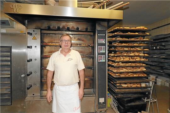 Das Backen verbraucht viel Energie. Das verdeutlicht Bäcker Fritz Raffert in einem Pressegespräch. Zugleich ist es beim Verkauf von Dingen des täglichen Verzehrs schwierig den Preis anzuheben, da die Kunden preissensibel reagieren. Foto: Jambrek