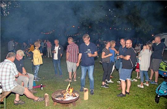 Das Backen von Stockbrot über dem offenen Feuer begeistert im Anschluss an den Regenschauer sowohl die jüngeren als auch die älteren Besucher des Weinfests in Liebenburg.  Foto: Hohaus