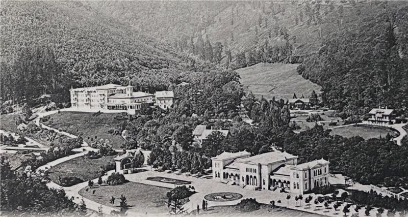 Das Bad Harzburger Kurhaus (Vordergrund) und das Hotel Harzburger Hof (Hintergrund) auf einer Postkarte um das Jahr 1900.