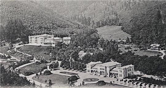 Das Bad Harzburger Kurhaus (Vordergrund) und das Hotel Harzburger Hof (Hintergrund) auf einer Postkarte um das Jahr 1900.