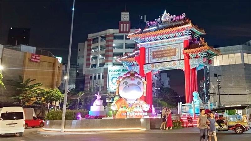 Ein Hippo-Mädchen als Kassenschlager: Das Phänomen Moo Deng Das „Bangkok Illumination Festival“ hatte Moo Deng zum Maskottchen auserkoren und riesige Skulpturen aufgestellt.