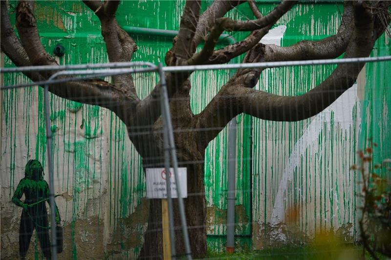 Neues Banksy-Motiv in London mit weißer Farbe beschmiert Das Banksy-Kunstwerk wurde mit weißer Farbe verunstaltet, nachdem es am Wochenende in Finsbury Park (London) auftauchte.
