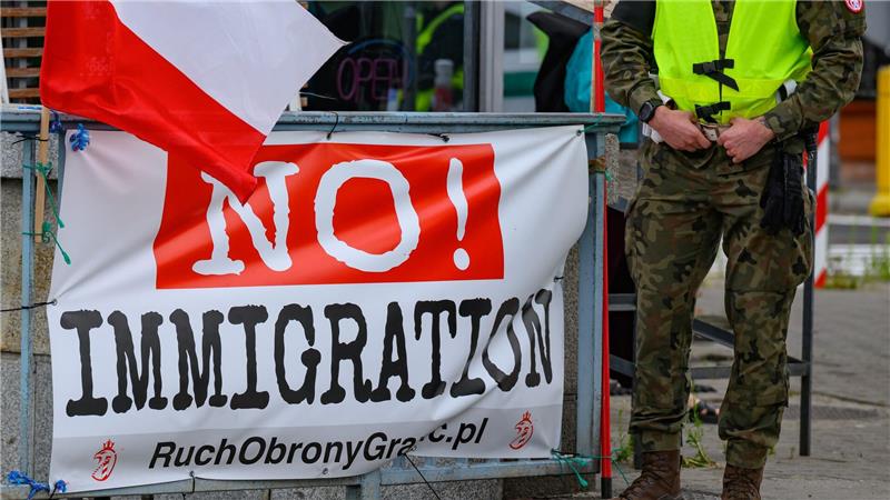 Das Banner stammt von der rechtsradikalen „Bewegung zur Verteidigung der Grenzen“, die zu eigenmächtigen Grenzpatrouillen aufruft. 