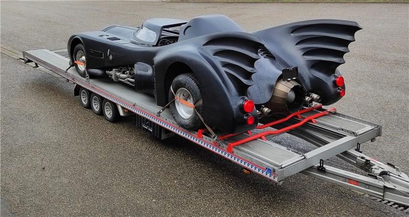 Superhelden-Schlitten - Zoll fertigt „Batmobil” ab Das «Batmobil» bei der zollrechtlichen Abfertigung in Untermünkheim.