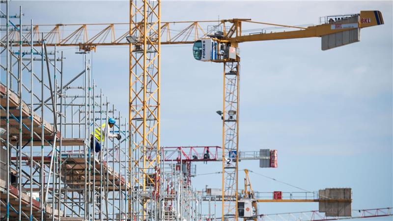 Das Baugewerbe hat mit dafür gesorgt, dass die Wirtschaftsleistung in Niedersachsen im ersten Halbjahr 2025 leicht gestiegen ist. (Archivbild)