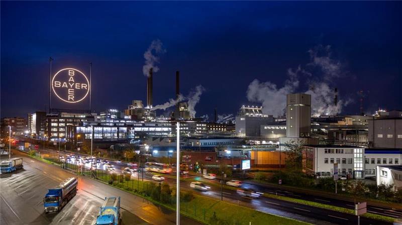 Das Bayer-Kreuz, das Logo des Unternehmens, leuchtet auf dem Werksgelände von Bayer in Leverkusen. 