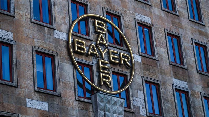 Das Bayerlogo an einem Verwaltungsgebäude in Leverkusen.