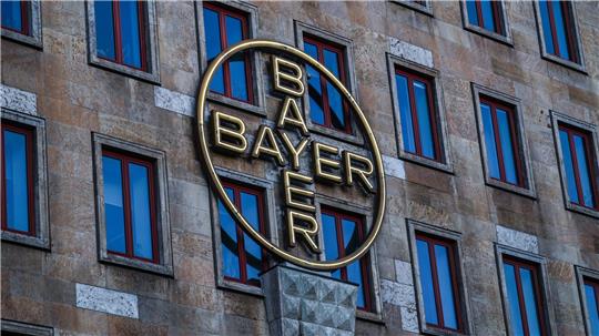 Das Bayerlogo an einem Verwaltungsgebäude in Leverkusen.