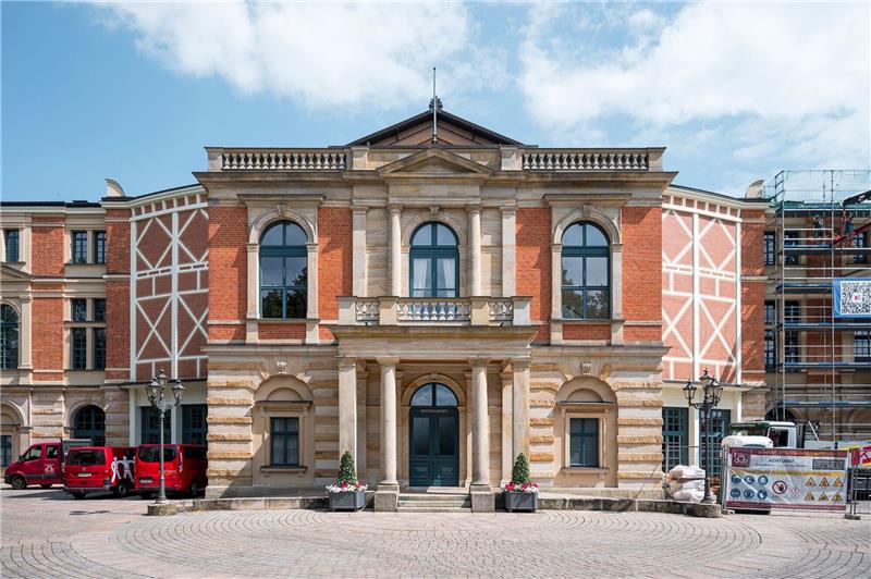 Geschäftsführer verteidigt teurere Bayreuth-Tickets Das Bayreuther Festspielhaus, Spielstätte der Bayreuther Festspiele.