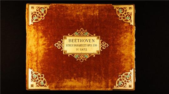 Das Beethoven-Haus in Bonn hat mit Hilfe mehrerer Unterstützer ein 200 Jahre altes Notenmanuskript des Komponisten Ludwig van Beethoven gekauft.
