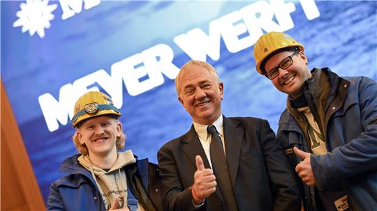 Das Bekenntnis des Aufsichtsratsvorsitzendes von MSC Cruises, Pierfrancesco Vago (mitte), sorgt bei Werftbeschäftigten für Zuversicht. 