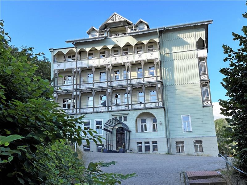 Das Belvedere steht nun leer. Die Bewohner sind ausgezogen, das Altenheim ist bei der Heimaufsicht abgemeldet. Was mit dem riesigen Gebäudekomplex passiert, ist noch ungewiss. Demnächst soll er eingezäunt werden. Foto: Schlegel