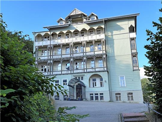 Das Belvedere steht nun leer. Die Bewohner sind ausgezogen, das Altenheim ist bei der Heimaufsicht abgemeldet. Was mit dem riesigen Gebäudekomplex passiert, ist noch ungewiss. Demnächst soll er eingezäunt werden. Foto: Schlegel
