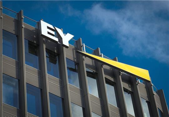 Das Beratungsunternehmens Ernst & Young (EY) wird von der Aktionärsvereinigung DSW auf Schadenersatz im Fall Wirecard verklagt.