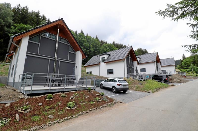 Das Bergthalresort Lautenthal im Tal am Berg: Die vier Ferienhäuser sind fertig, jetzt müssen nur noch die Restarbeiten an der Außenanlage abgeschlossen werden. Fotos: Kühlewind