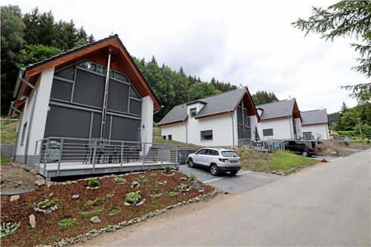 Das Bergthalresort Lautenthal im Tal am Berg: Die vier Ferienhäuser sind fertig, jetzt müssen nur noch die Restarbeiten an der Außenanlage abgeschlossen werden. Fotos: Kühlewind