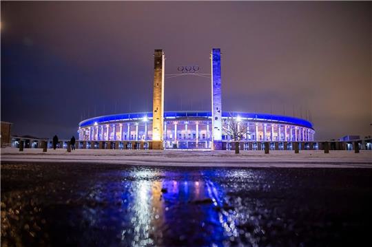 Das Berliner Olympiastadion wird im Gedenken an den verstorbenen Vereinspräsidenten von Hertha BSC blau-weiß beleuchtet.