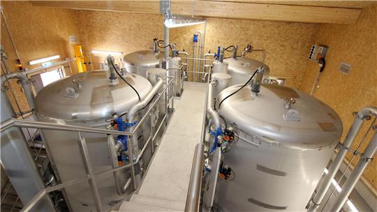 Das Besondere ist ein mehrstufiges Filtersystem, in dem auch Ozon zur Biofiltration eingesetzt wird.