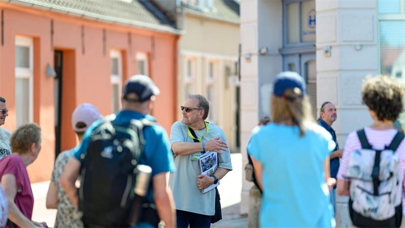 Das Bestattungsinstitut im Film ist in Wahrheit ein Immobilienbüro. 