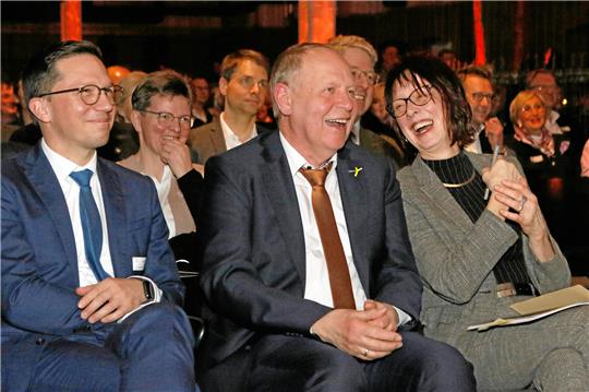 Das Beste kommt zum Schluss: Welterbe-Direktor Gerhard Lenz hat zusammen mit Ehefrau Elke und Niedersachsens Wissenschaftsminister Falko Mohrs (li.) sichtbar Freude an dem, was zum Schichtende über ihn gesagt wird. Foto: Epping