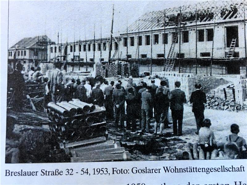 Das Bild aus Privatbesitz zeigt: 1953 werden an der Breslauer Straße Wohnungen gebaut.
