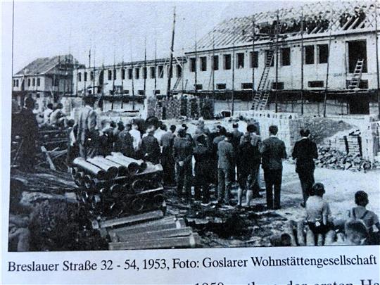 Das Bild aus Privatbesitz zeigt: 1953 werden an der Breslauer Straße Wohnungen gebaut.
