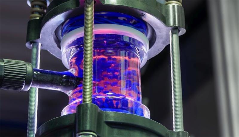 Revolutionäre Starck-Neuerungen beim Recyceln von Batterien Das Bild bietet eine Impression der innovativen Kolonnentechnologie, die H.C. Starck Tungsten für das Schwarzmasserecycling entwickelt hat.