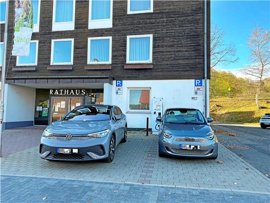 Das Bild gehört der Vergangenheit an. Erst einmal können die Fahrer von Elektrofahrzeugen ihren Wagen nicht mehr vor dem Rathaus mit Energie laden. Archivfoto: Eggers
