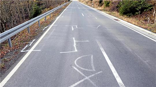 Das Bild ist einen Tag nach dem tödlichen Unfall auf der K38 im November entstanden und zeigt Fahrbahnmarkierungen der Ermittler.