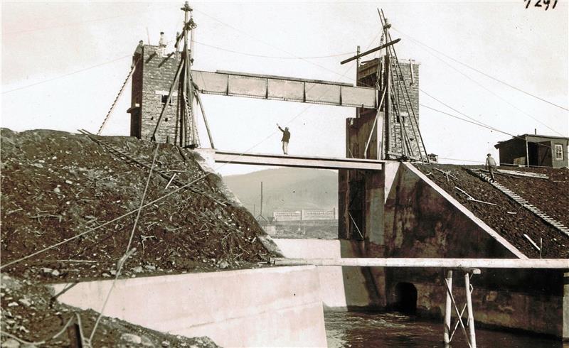Fotos vom Bau der Sösetalsperre im Nachlass entdeckt Das Bild oben zeigt die Hebeanlage im Damm des Unterwasserbeckens, links der Blick von der Talsohle hinauf zum Betonwerk. Foto: Stdatarchiv Osterode