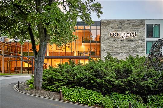 Das Bild zeigt die Außenansicht des Freigeist-Hotels in Northeim mit seinem Restaurant „Waldwerk“. Foto: Freigeist-Hotels