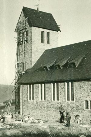 Das Bild zeigt die letzten Bauarbeiten an der St.-Petrus-Kapelle Schulenberg und den Einzug der Kirchenglocken 1955.