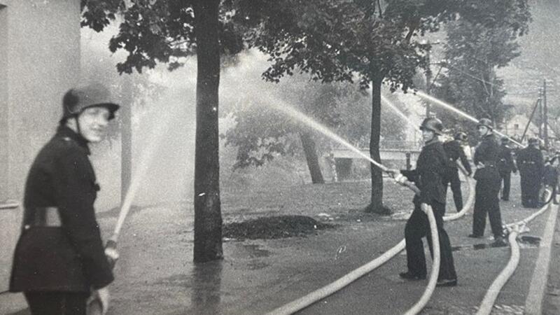 Das Bild zeigt eine Einsatzübung aus dem Jahr 1949, vermutlich anlässlich des 75-jährigen Bestehens der Feuerwehr Oker.