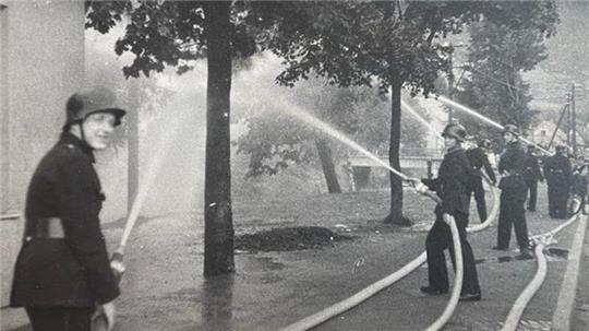 Das Bild zeigt eine Einsatzübung aus dem Jahr 1949, vermutlich anlässlich des 75-jährigen Bestehens der Feuerwehr Oker.